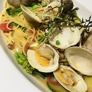 大きな白ハマグリのペペロンチーノ