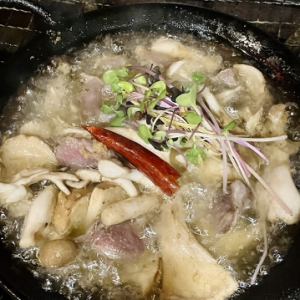 砂ズリときのこのアヒージョ