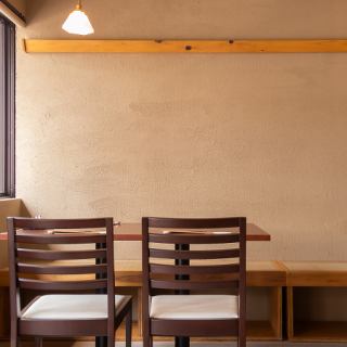 ご友人や同僚とのお食事などにぴったりなテーブル席です。ゆったりとした空間で、揚げたての一口天ぷらや自慢の一品料理、大人気の各種ドリンクを心ゆくまでお楽しみください。