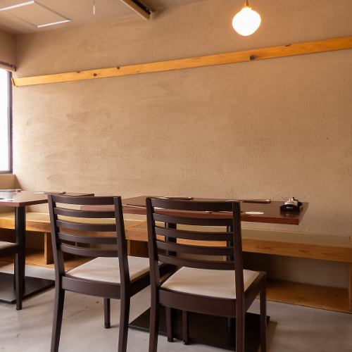 デートにもぴったりなテーブル席です。暖かい雰囲気のリラックス空間で、当店自慢の一口天ぷらや大人気の各種ドリンクを心ゆくまでお楽しみください。