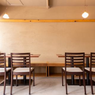 ご友人との飲み会やご家族でのご利用におすすめの広いお席です。テーブルを囲んで賑やかに食事が楽しめます。自慢の料理とドリンクを心ゆくまでご堪能ください♪