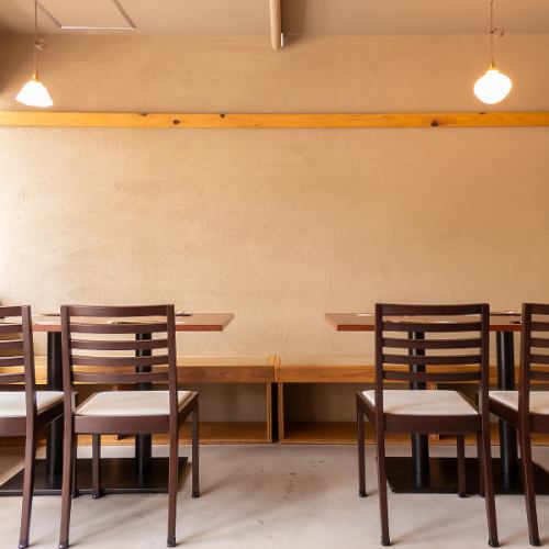 ご友人との飲み会やご家族でのご利用におすすめの広いお席です。テーブルを囲んで賑やかに食事が楽しめます。自慢の料理とドリンクを心ゆくまでご堪能ください♪