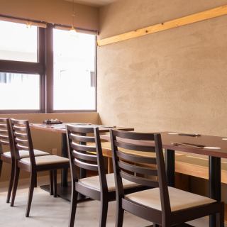 中規模の宴会に最適な広々としたテーブル席です。会社の飲み会やサークル仲間との集まり、ご家族でのお食事など、様々なシーンでご利用いただけます。ゆったりとした空間で、素敵なお時間をお過ごしください♪