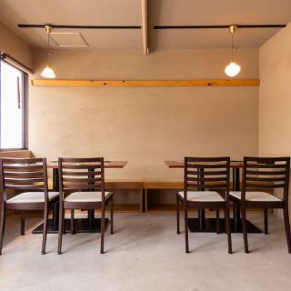 広々とした最大12名様までのテーブル席で、会社のご宴会や大人数での飲み会に最適です。当店自慢の料理とドリンクを囲んで、思い出に残るひとときをお過ごしください。