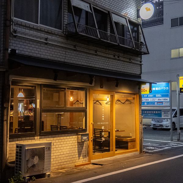 【銀杏が目印】大きく掲げられた「銀杏」の看板が目印のハイボール酒場！店内へ一歩足を踏み入れれば、落ち着いた空間が広がります。お一人様でも気兼ねなく楽しめるカウンター席から、グループでの飲み会に最適なテーブル席までご用意しております。シーンに合わせてご利用ください。