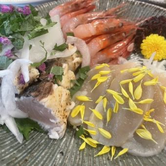【銀杏特色盛宴套餐】8 道豪華菜餚，包括烤雞火鍋和炭烤裙邊牛排，120 分鐘暢飲，價格為 7000 日元（含稅）。