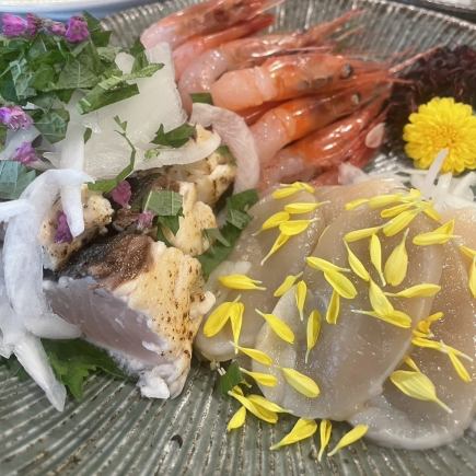 【银杏特色盛宴套餐】8 道豪华菜肴，包括烤鸡火锅和炭烤裙边牛排，120 分钟畅饮，价格为 7000 日元（含税）。