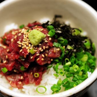 〆のミニユッケ丼