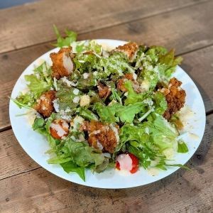 바삭 바삭한 치킨 샐러드