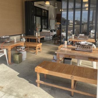 [We have outdoor seating, which was featured on TV!] We have seating for two or more people who can dine outside, which was featured on TV! Shichigahama is spread out in front of us. It's great when the weather is nice ☆ We have kerosene heaters available, so you can sit outside even on cold days ◎