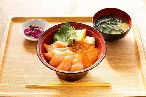 <丼> サーモンいくら丼