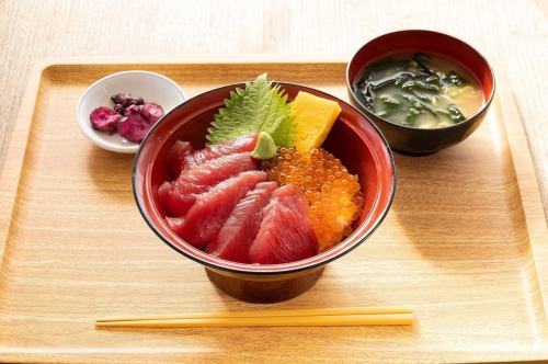 <Rice bowl> Tuna salmon roe bowl