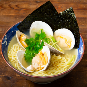 【こだわりの貝出汁】特大蛤が3つのった「浜ラーメン」980円（税込）