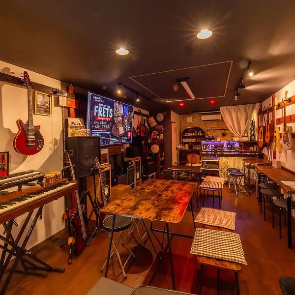 お一人様からふらりと立ち寄れるアットホームな隠れ家的空間。店内には音響機器が備えられており、耳心地の良い美しい旋律が空間全体を優しく包み込みます。音に包まれながら冷たいお酒を味わう時間は、音楽をこよなく愛する方にとって至福の安らぎ。誰でも気楽に寄れる温かな場所で、お好みの一杯を。