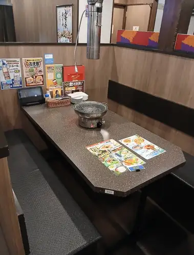 <p>【焼肉タイプ(テーブル席)×12席】半個室としてもご利用いただけます!最大12名様でのご利用も可能です♪</p>