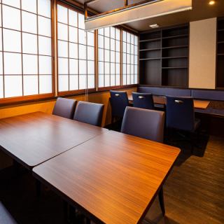 [2F餐桌席] 2楼的餐桌席可以悠闲地享用美食，最适合约会。