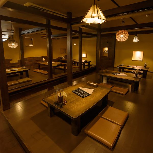 【広々とし落ち着いた店内】店内は一軒家のお店です♪店内貸切もご相談により可能ですのでお気軽にご連絡くださいませ。エスニック料理を食べやすいようにアレンジしています！毎日ランチタイム・ディナータイムともに営業しておりますので、ドライブ途中など是非お立ち寄りください。