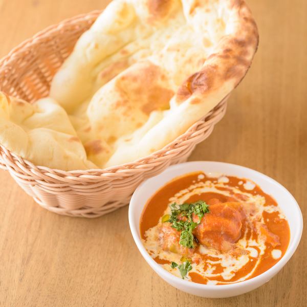 当店にあるナン窯で焼き上げた特製の自家製ナンが絶品☆ボリューム満点の大きさに驚きます！