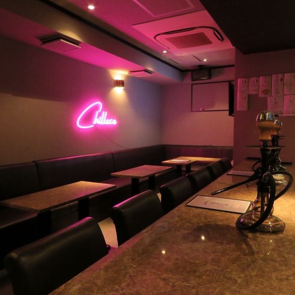 【最大20名様まで収容可能♪】インスタ映え間違いなしの色鮮やかな店内空間でゆったりと寛ぎながらシーシャをお楽しみいただけます♪貸切利用も大歓迎ですので、皆様のご予約を心よりお待ちしております!