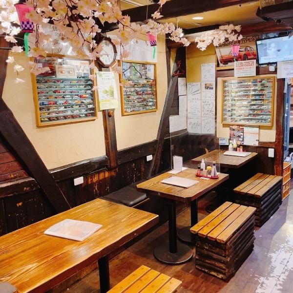 【世界の名車がずらり！！】ミニカーイベントも行うほど、こだわりのある店長の愛車をぜひご覧ください！見て楽しんで食べて楽しみましょう！