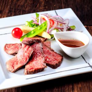 赤牛肩ロース炭火焼ステーキ