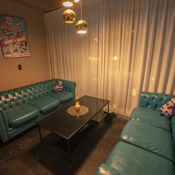 ゆっくりゆったりお酒を楽しめる落ち着いた空間が魅力◎とても座り心地の良いソファーもあり、何も気にせずくつろげる心地よい時間を過ごせます！！友人同士でも一人でも、お好みのスタイルでリラックスしながら楽しい時間を過ごせる、居心地のよさにこだわった空間です♪