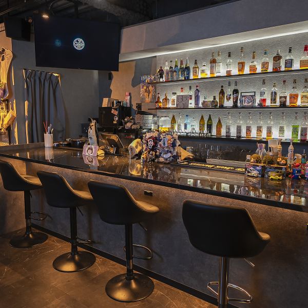 お客さん同士でも気軽に話せちゃう、にぎやかで楽しいコミュニティ空間！共通の趣味や“推し”をきっかけにすぐ仲良くなれるのも魅力のひとつ。色んな人とつながれて、会話も自然と広がるワクワク空間です。初めてでも安心して楽しめる、あったかい雰囲気のお店です♪