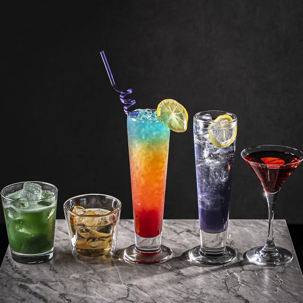 豊富なカクテルに加え、あなたの推しキャラをイメージした特製カクテルも楽しめる店主こだわりの一杯◎