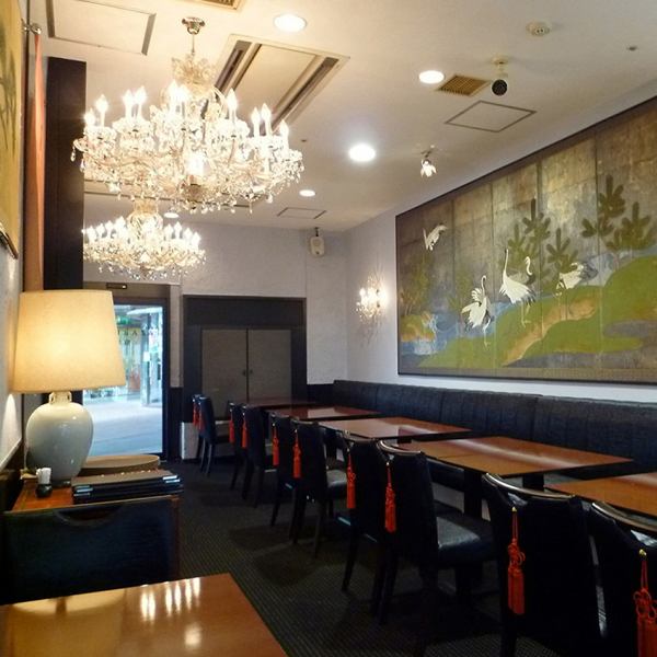 The large table allows you to spend a relaxing time.Please use it for a break between shopping or for a date as a cafe ♪