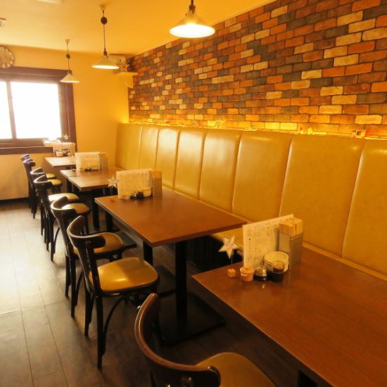 二階はゆったりスペースが自慢のテーブル席をご用意◎