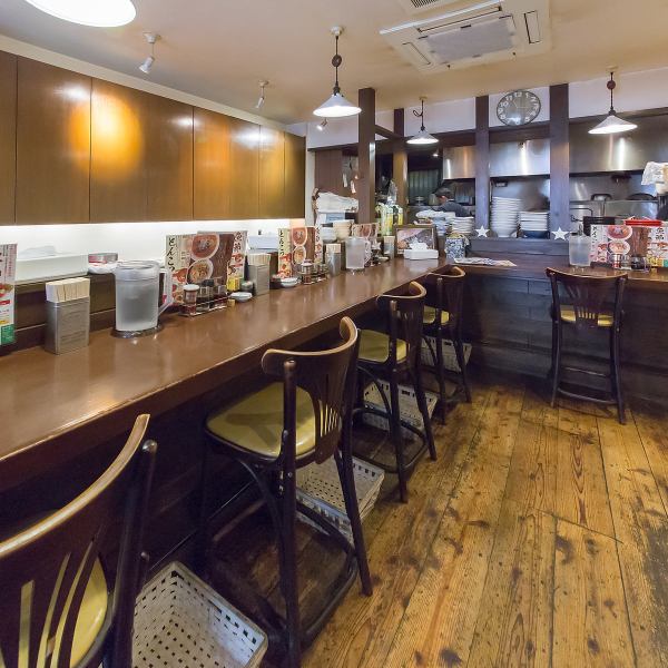 ≪1階席カウンター5席＆2名テーブル席≫【お気軽に☆】おひとり様利用も多い当店では、カウンター席を5席ご用意しております！ランチタイムや飲み会終わりのお立ち寄りなど、甲子園口駅スグですのでお気軽にご来店下さい。ランチは11時半～15時まで、ディナーは17時半～24時まで営業しております！(日・祝日22時まで)