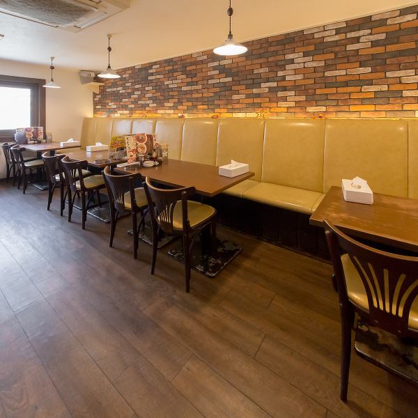 ≪2～5名様が座れるテーブル席×5席≫【2階席もございます】カウンター席以外も、2～5名様が座れるテーブル席をご用意しております◇片側ソファー席ですので、お子様連れのお客様も安心してお食事可能！お子様イスやお食事エプロンもご用意しておりますので、ご遠慮なくお申し付け下さい◇テレビ完備でスポーツ観戦も◎