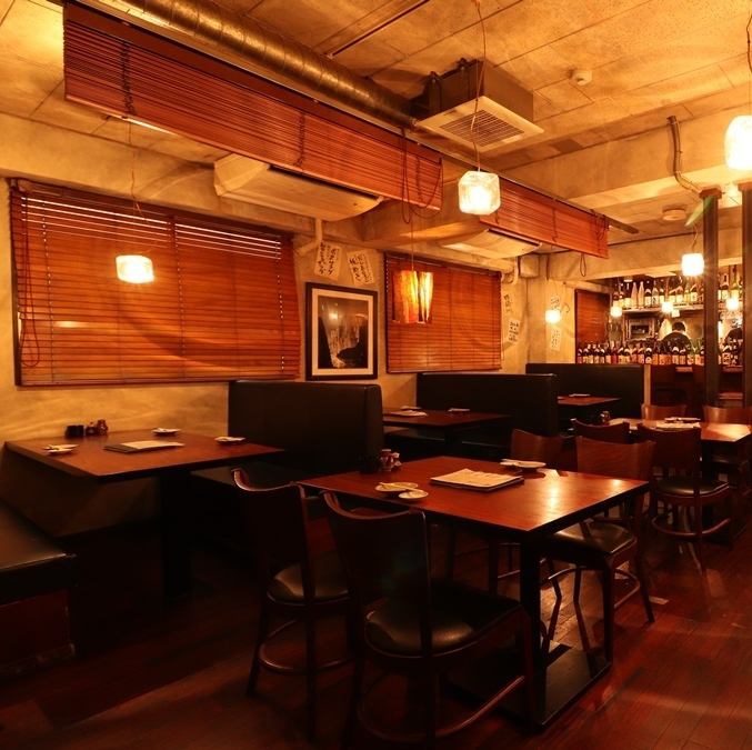 4名様用テーブル席を4卓、2名様用テーブル席を2卓ご用意致しております。人数に応じたテーブルアレンジも可能です♪最大20名様までご用意致します。コースを5500円より承っております。お料理やご予算などアレンジもご相談に応じますので、お気軽にお問合せ下さいませ。