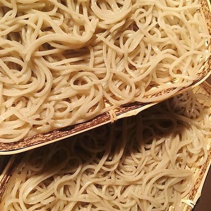 We are proud of our homemade handmade buckwheat noodles made from the finest domestic buckwheat flour.From 800 yen (tax included) for colander and kake soba