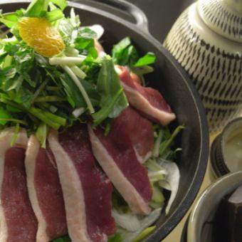 【特色鴨肉火鍋套餐】可以享受濃鬱的蕎麥湯和鴨肉香氣的火鍋套餐