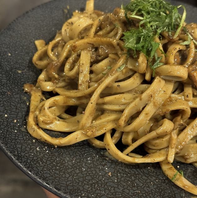 野生の山菜やキノコ、イノシシなどを使用lした料理