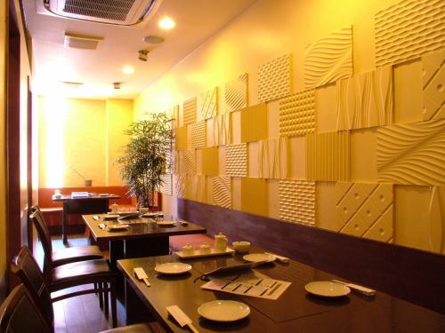 <p>女性同士でもゆっくり楽しめるテーブル席あります★</p>