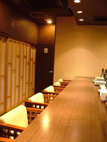 <p>大人のデートにも…カウンター席もオススメ！本格和風創作料理をご堪能ください！</p>