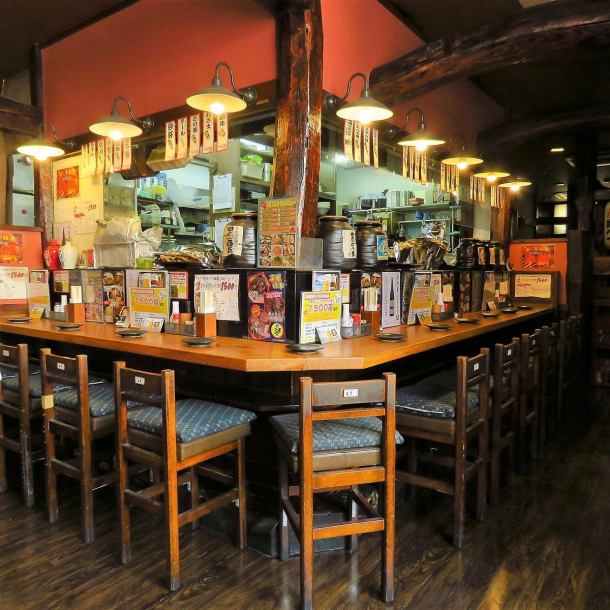 [Old nostalgic izakaya]老式餐廳上面有各種各樣的海報，使其成為老式的居酒屋氛圍。除辦公室工作人員外，這是一個在當地大和地區已經存在多年的居酒屋，因此它也被用於家庭，夫妻和朋友之間的飲酒派對。