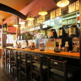 [11 seats at all counters] Recommended for singles and regulars.The old-fashioned THE Izakaya with red-orange walls and various posters.