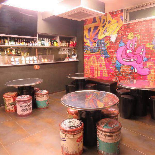 [The inside of the store is a surprisingly interesting design !!] 12 people ~ can be reserved !! The inside of the store is excellent for SNS ♪ The powerful wall painting is perfect for taking pictures in front of you! Enjoy a table seat with a cozy atmosphere We are preparing! It can be reserved for a small number of people! Please use it for various banquets such as welcome and farewell parties.