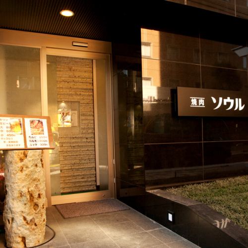 店内広々。快適な空間でお食事をお楽しみください。