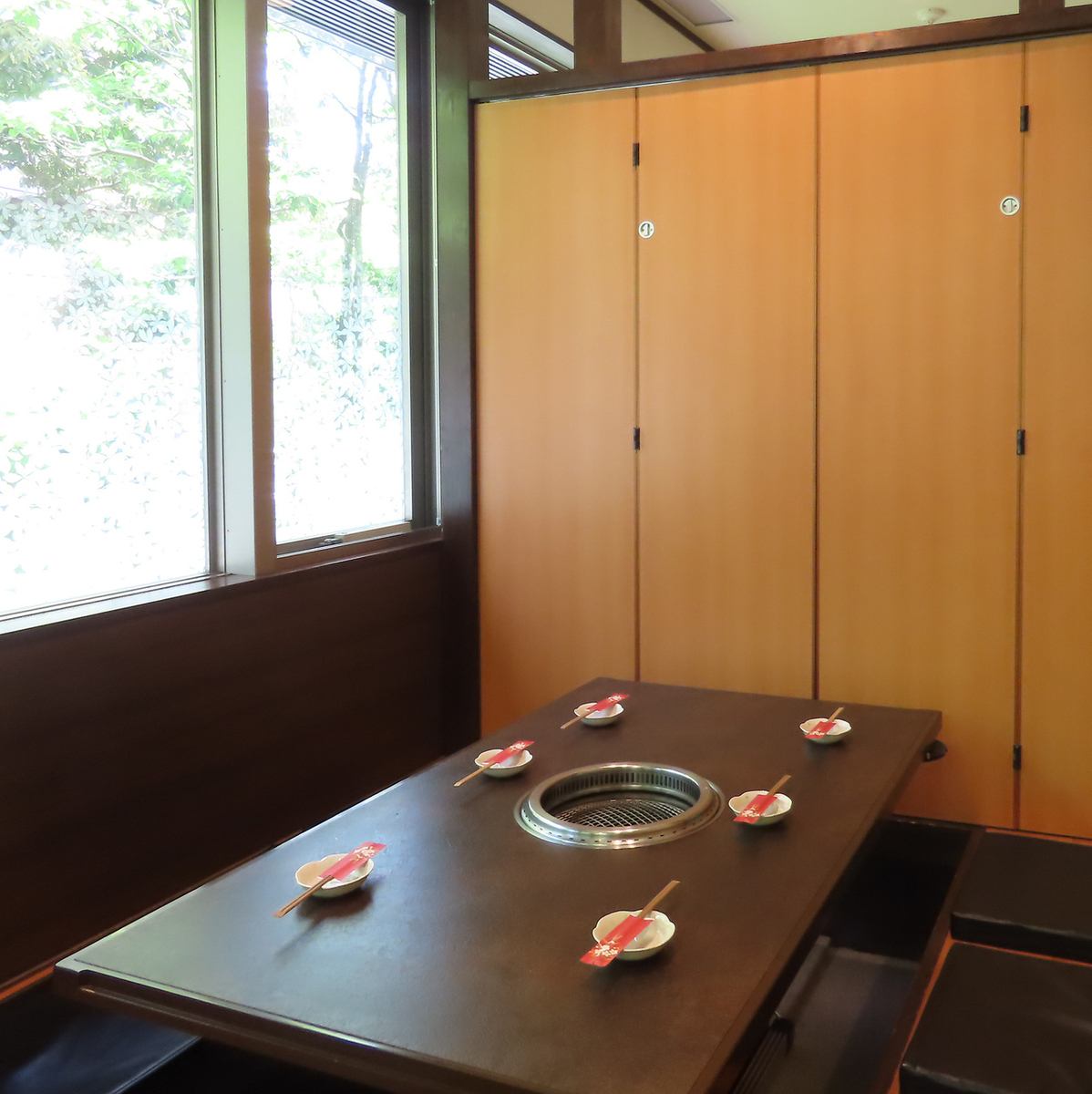 半個室などもございますので周りを気にせずお食事いただけます。