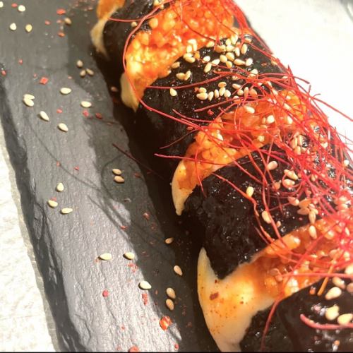 <Enjoy the charm of melted cheese, Korean style!> Cheese kimbap is popular among women!