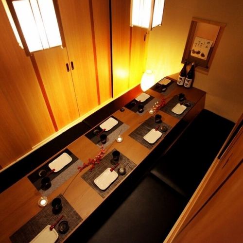 大切なご宴会にもご利用いただける、落ち着いた雰囲気が自慢です。ご希望の人数に合わせて対応いたします!!完全個室なのでゆったり一夜をお愉しみいただけます！お席は2～180名様までご用意させて頂きます。※画像は系列店