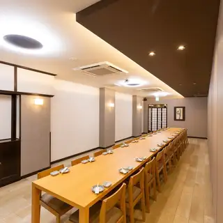 落ち着いた和の雰囲気の中で、ゆったりとお食事をお楽しみいただけるテーブル席。ご家族でのお食事やご友人同士の集まり、会社帰りの飲み会など、幅広いシーンにおすすめです。