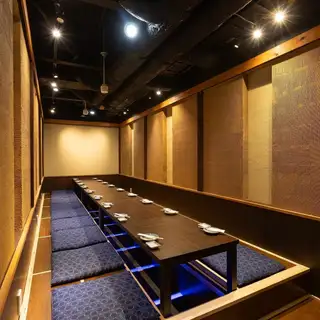 大人数でのご宴会にも対応できる団体席をご用意しております。職場の宴会や友人同士の集まり、観光でのお食事など、皆さまでゆったりとお楽しみいただけます。