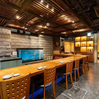 お一人様でも気軽にご利用いただけるカウンター席。料理人の手仕事や店内の活気を感じながら、長崎の味覚とお酒をゆっくり楽しめるお席です。