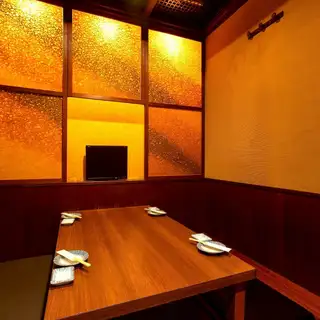 落ち着いた和の空間で、周りを気にせずゆっくりとお食事を楽しめる掘りごたつ個室です。接待や会食、記念日、ご家族のお祝い、ご宴会など、大切なひとときを快適にお過ごしいただけます。