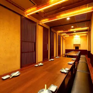 大人数でのご宴会にも対応できる団体席をご用意しております。職場の宴会や友人同士の集まり、観光でのお食事など、皆さまでゆったりとお楽しみいただけます。